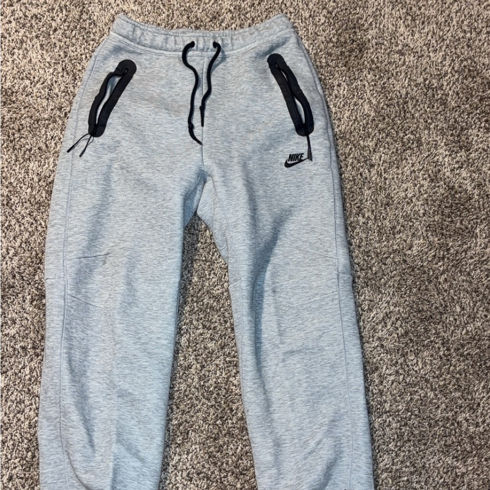 Nike men’s Light Gray Nike tech Sweatpants